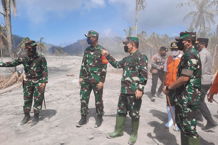 KSAD Jenderal TNI Dudung Abdurachman saat mengunjungi lokasi pengungsian warga yang terdampak erupsi Gunung Semeru.