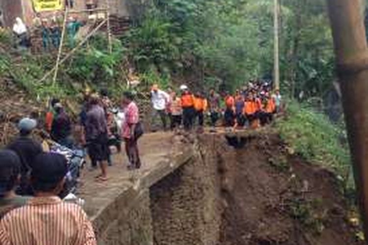 Gubernur Jateng bersama Bupati Banjarnegara meninjau lokasi longsor di Desa Gumelem, Kamis (23/6/2016). Longsor di desa itu menyebabkan enam orang meninggal dunia.
