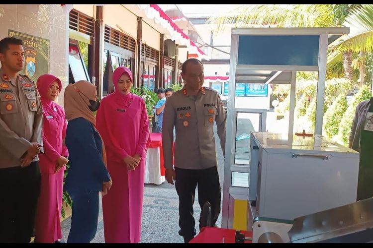 Polres Malang serahkan bantuan kepada keluarga korban tragedi Kanjuruhan, Jumat (11/8/2023)