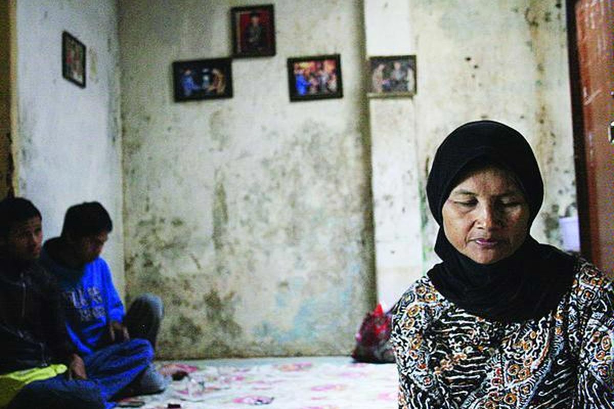 Euis Rusmiati (berkerudung hitam) masih dalam suasana berduka di rumahnya di Jalan Gagak Lumayung, Garut, Jawa Barat, Minggu (12/9), setelah suaminya, Joni Malela, meninggal seusai berdesak-desakan pada saat mengikuti open house di Istana Negara, Jumat lalu.