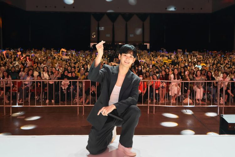 Aktor Kim Soo Hyun berfoto dengan seluruh hadirin fan meeting yang bertajuk Nice to Meet You di ICE BSD, Tangerang Selatan, Minggu (14/5/2023).