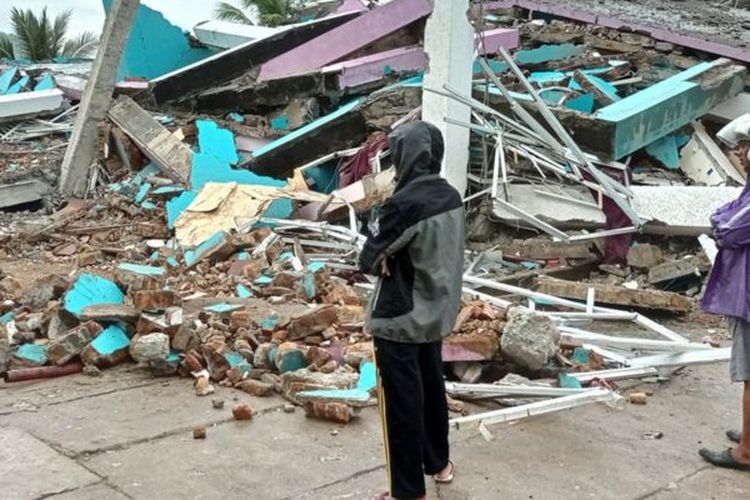 Warga mengamati bangunan RS Mitra Manakarra yang roboh pascagempa bumi, di Mamuju, Sulawesi Barat, Jumat (15/1/2021).
