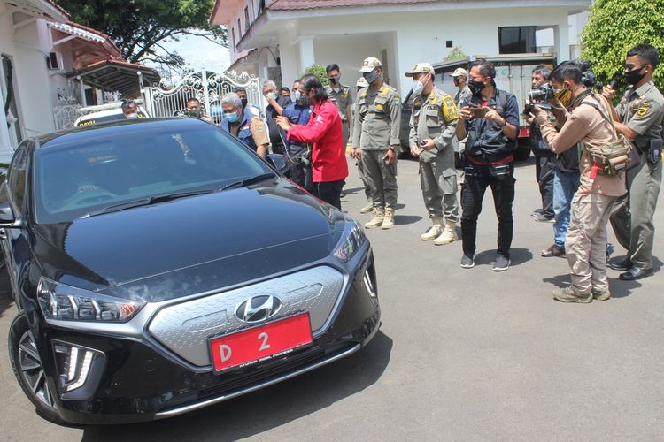 Penampilan futuristik mobil bertenaga listrik sebagai kendaraan dinas Wakil Gubernur Jawa Barat Uu Ruhzanul Ulum