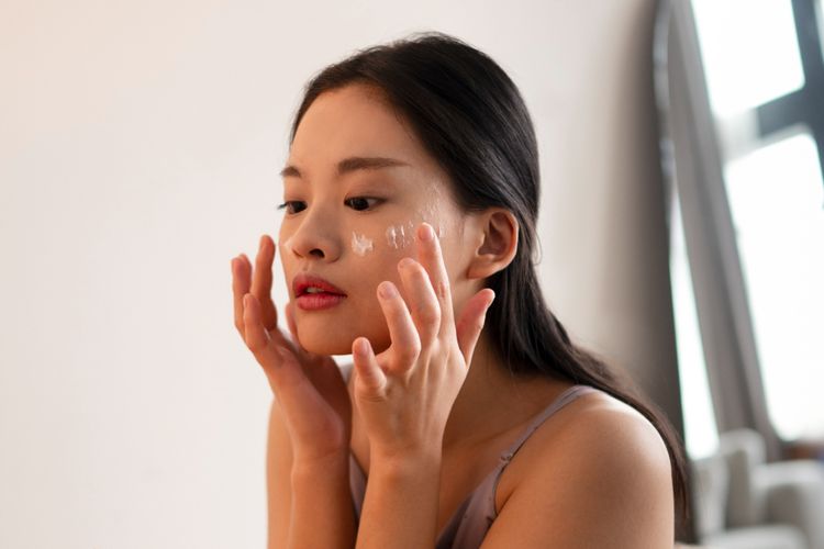 Vitamin C bisa bantu atasi flek hitam jika digunakan dengan benar. Cek panduan dokter soal dosis, urutan skincare, dan pentingnya sunscreen.