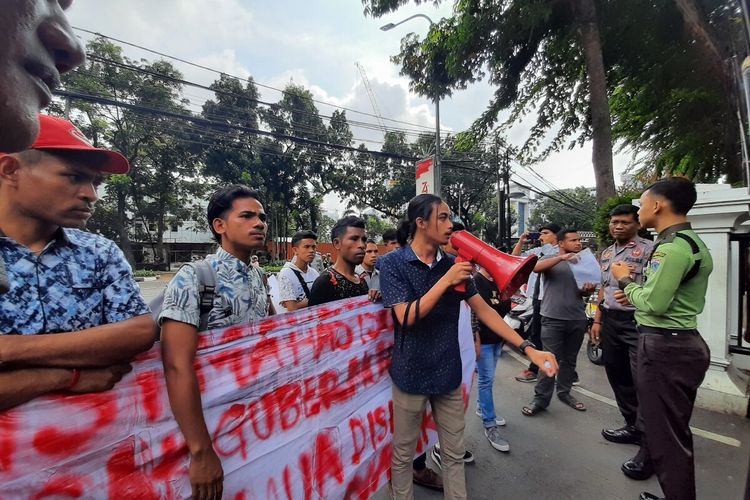 Demonstran atas nama Aliansi Mahasiswa DKI Jakarta berdemo di depan balai kota, Jakarta Pusat, Selasa (31/12/2019)