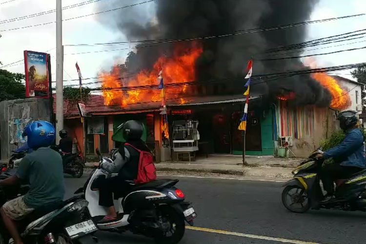 Sebuah bangunan tempat usaha di Jalan Rijali, Kecamatan Sirimau, Kota Ambon, Maluku, terbakar, Senin (9/10/2023)