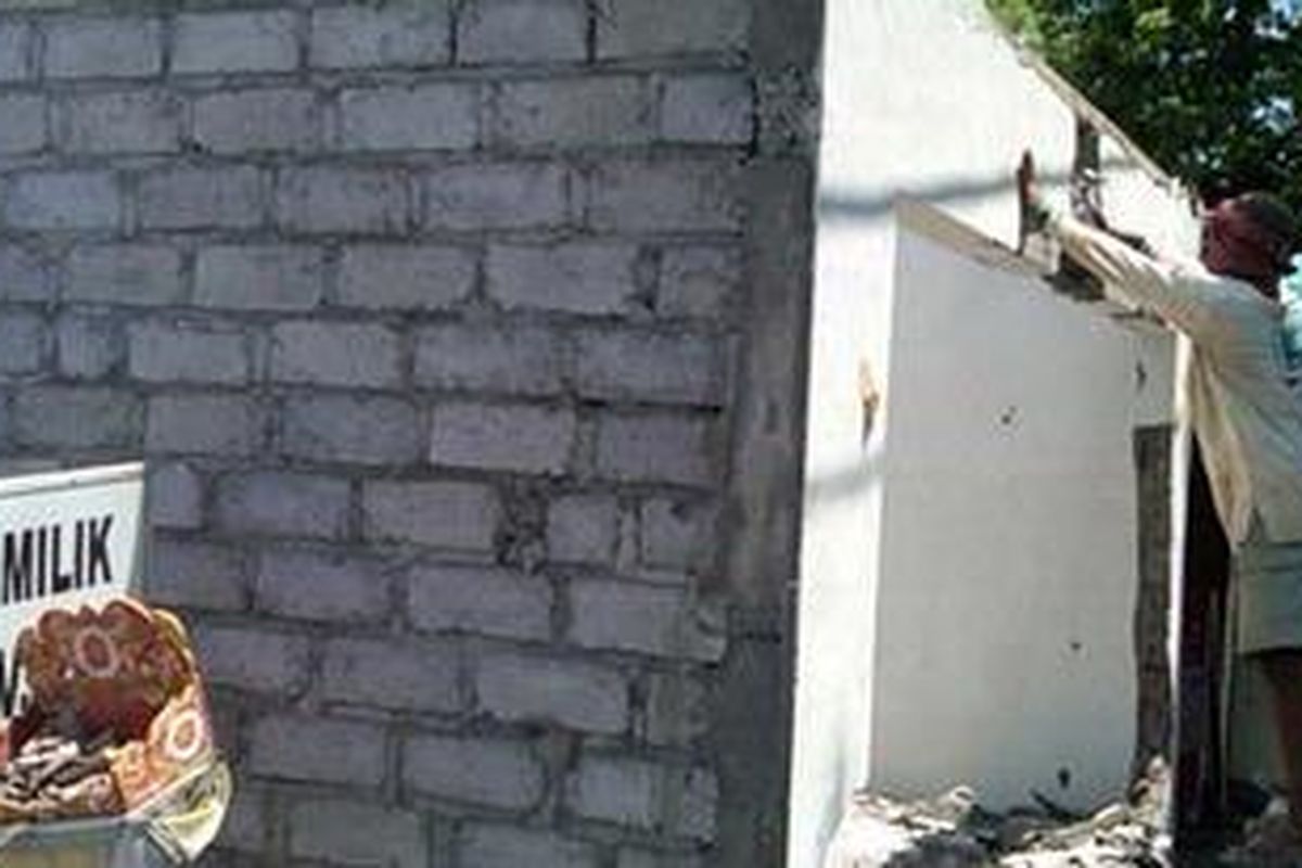 Bangunan yang berdiri di atas tanah milik Pemerintah Provinsi Bali di Mumbul, Jimbaran, Kuta, ini, Jumat (30/11/2012) dibongkar paksa.