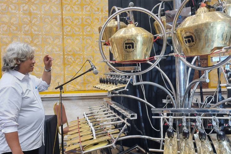 Robot gamelan memaikan lagu jawa saat wisuda ke-77 Udinus, Rabu (15/3/2023).