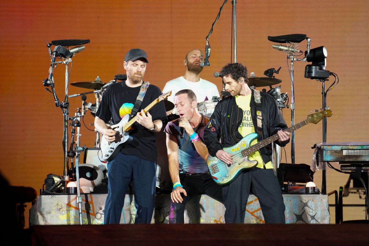 Personel Coldplay Jonny Buckland, Chris Martin, Guy Berryman (depan kiri-kanan), dan Will Champion (drummer) beraksi dalam konser Music of the Spheres World Tour, di Stadion Utama Gelora Bung Karno, Jakarta, Rabu (15/11/2023). Dalam penampilannya Coldplay membawakan sejumlah lagu hits mereka seperti Higher Power, Paradise, Viva La Vida, hingga Everglow.