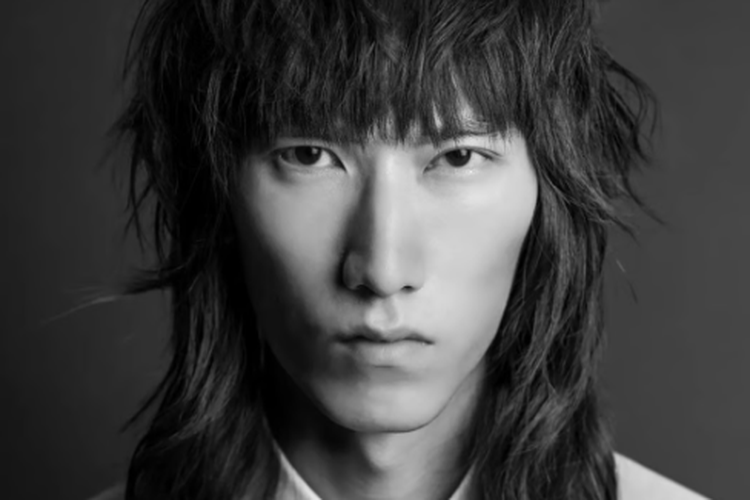 Ilustrasi model rambut panjang dengan poni.