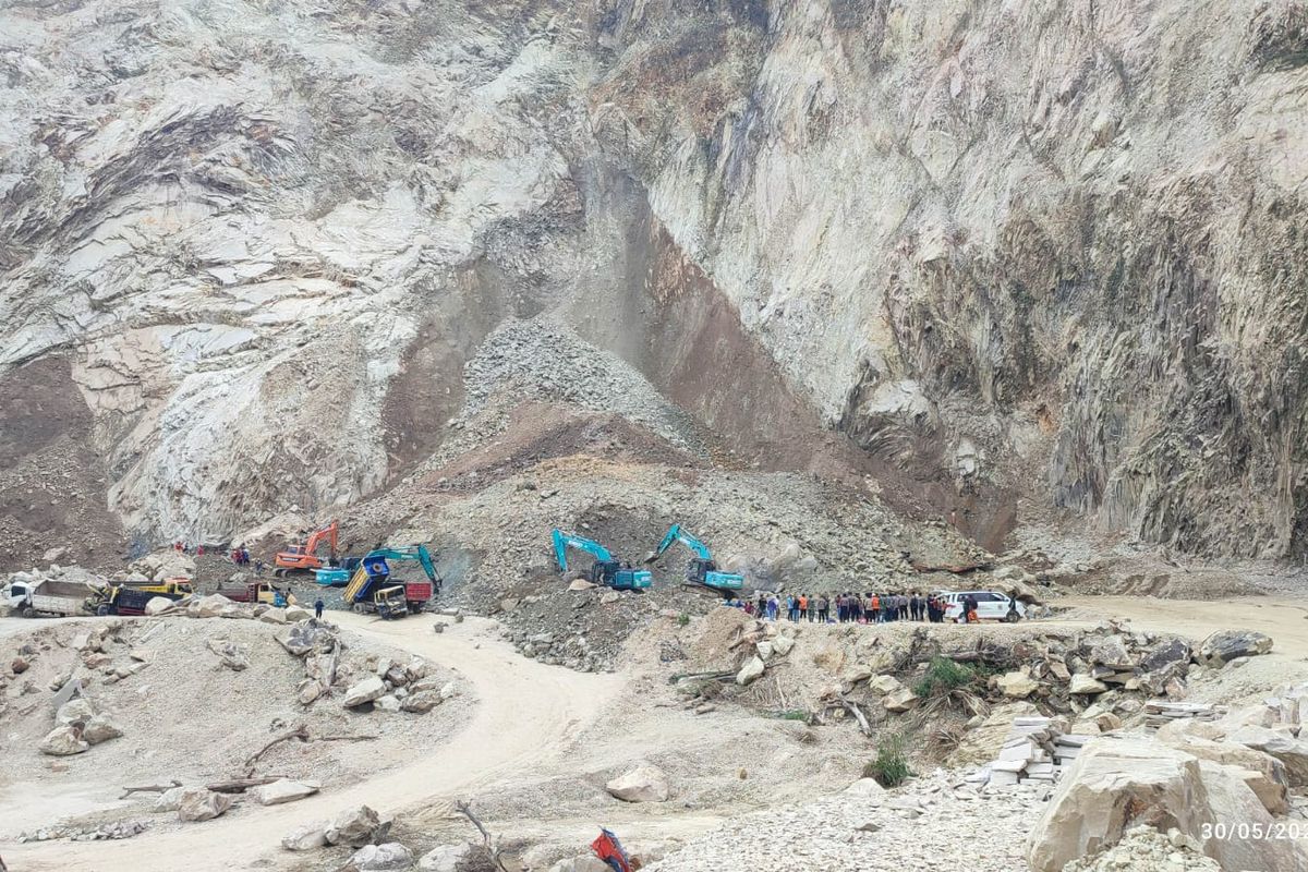 Kejadian tanah longsor Cirebon, tepatnya di Gunung Kuda (Galian C), Desa Cipanas, Kecamatan Dukupuntang, Kabupaten Cirebon, pada Jumat (30/5/2025).
