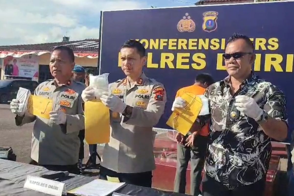 Seorang sopir angkutan umum berinisial SS (35) ditangkap Satuan Narkoba Polres Dairi usai menjadi kurir narkoba jenis sabu dan ekstasi di Jalan Lintas Medan?Sidikalang, Kecamatan Sitinjo, Kabupaten Dairi, Kamis (14/8/2025).