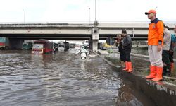 Pulang Umrah, Ganjar Gerak Cepat Tinjau Lokasi Banjir di Semarang