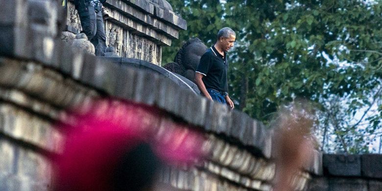 Mantan presiden AS Barack Obama berjalan menuruni tangga Candi Borobudur saat berwisata di Magelang, Jawa Tengah, Rabu (28/6/2017). Obama berlibur ke Indonesia selama 10 hari dan berencana mengunjungi sejumlah kota, yaitu Bali, Yogyakarta, dan Jakarta.