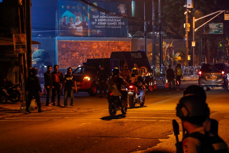 Sejumlah petugas berjaga di Mako Brimob, Depok, Jawa Barat, Rabu (9/5/2018). Beredar kabar telah terjadi keributan di dalam Rutan Mako Brimob, informasi yang didapat menyebutkan terdapat anggota brimob yang disandera dan senjata api mereka yang dirampas.