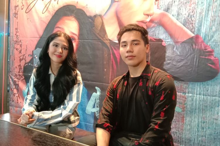 (Kanan) Penyanyi asal Indonesia, Renn Miko, yang berkolaborasi dengan penyanyi asal Filipina, Jayda Avanza, merilis singel Crazy About di kawasan Kebayoran Baru, Jakarta Selatan, Rabu (27/3/2019).