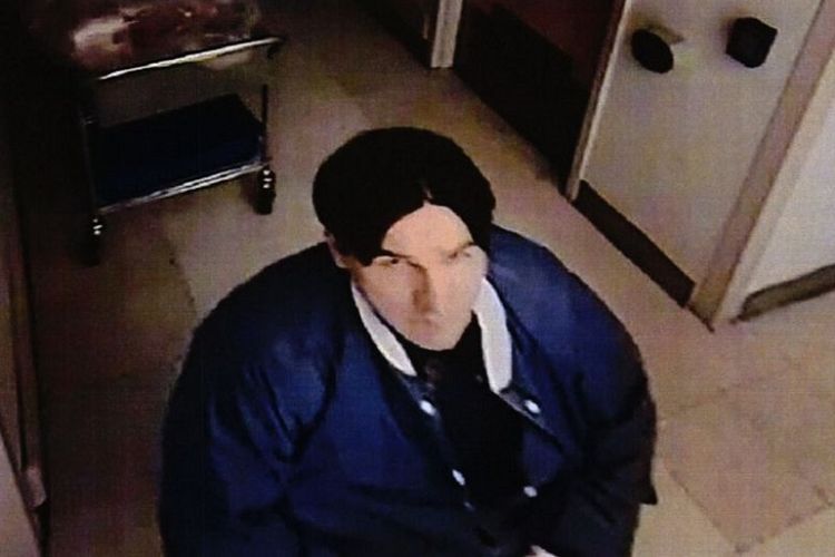 Rekaman pengawasan menunjukkan tersangka Peter Lucas diduga mencuri masker bedah dari Pusat Medis Ioannis A. Lougaris VA di Reno, Nevada.
