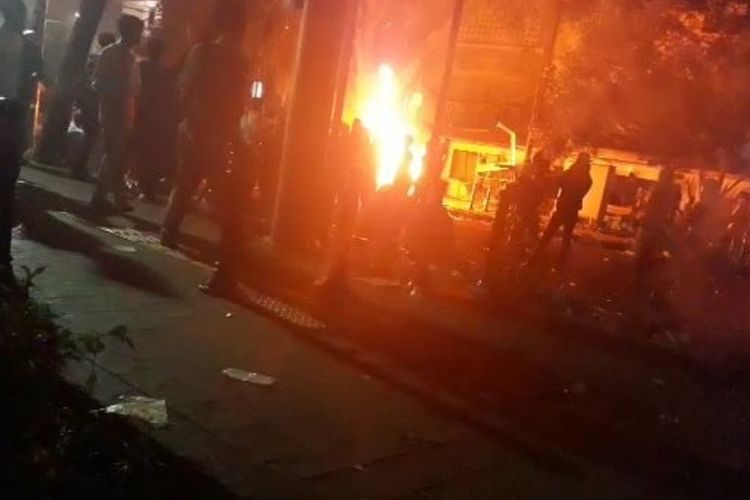 Tampak Massa Mengeluarkan  Sejumlah Barang Dari Dalam Pos Polisi Sabang di Jalan Kiayi Haji Wahid Hasyim dan Membakarnya, Kamis (23/5/2019) dini har.i