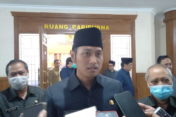 Bupati Tuban Aditya Halindra Faridzky yang hadir di DPRD Tuban pada Rabu (2/11/2022).