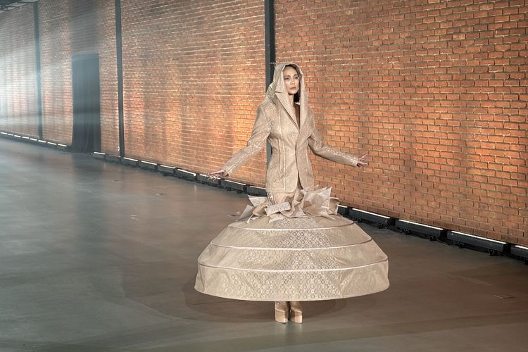 Luna Maya dengan busana rok crinoline berwarna pastel dalam Spring/Summer Collection 2026 karya Harry Halim yang digelar di Brickhall Fatmawati, Jakarta Selatan, Selasa (11/11/2025).