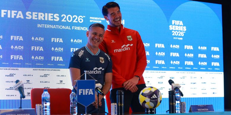 Pelatih Timnas Indonesia, John Herdman, dan bek Elkan Baggott berpose kepada media dalam sesi konferensi pers pada Kamis (26/3/2026) jelang laga FIFA Series 2026 Timnas Indonesia vs St Kitts and Nevis di Stadion Utama Gelora Bung Karno.