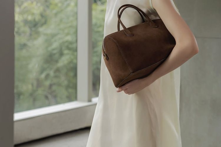 Gen Z makin jatuh hati pada tas Asia. Selera Gen Z justru kini dengan quiet luxury yang tak menonjolkan logo besar pada tas. Apa alasannya?