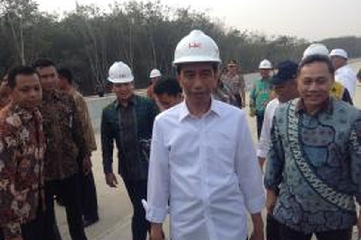 Presiden Joko Widodo didampingi Ketua MPR Zulkifli Hasan berkunjung ke ruas tol Terbanggi Besar-Bakauheni, Lampung, Jumat (6/11/2015).