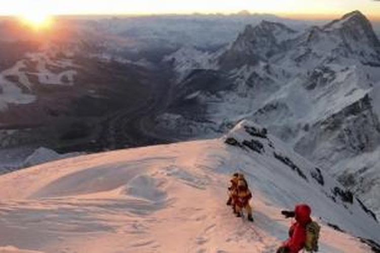 Pendaki dalam perjalanan menuju puncak Gunung Everest di Khumbu, Nepal, 18 Mei 2013.