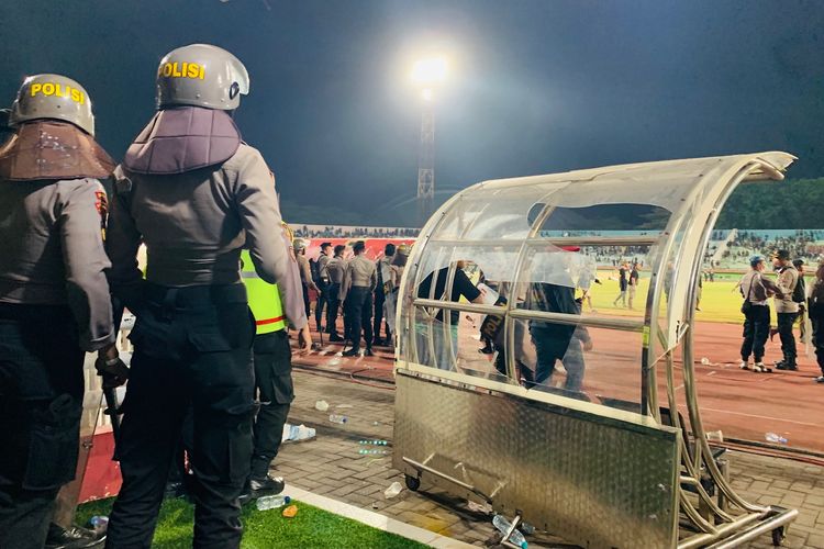 Seorang petugas berjaga saat aksi pelampiasan kekecewaan suporter Persebaya Surabaya seusai kalah dari RANS Nusantara FC saat pertandingan pekan ke-10 Liga 1 2022-2023 yang berakhir dengan skor 1-2 di Stadion Gelora Delta Sidoarjo, Kamis (15/9/2022) malam.