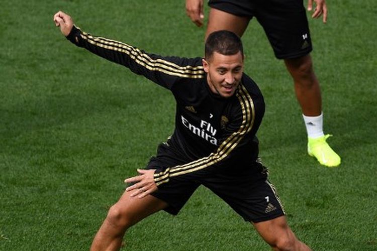 Pemain Real Madrid, Eden Hazard, mengikuti latihan Real Madrid menjelang pertandingan menghadapi Sevilla yang digelar di pusat latihan Ciudad Real Madrid, Valdebebas, 21 September 2019. (Photo by PIERRE-PHILIPPE MARCOU / AFP)