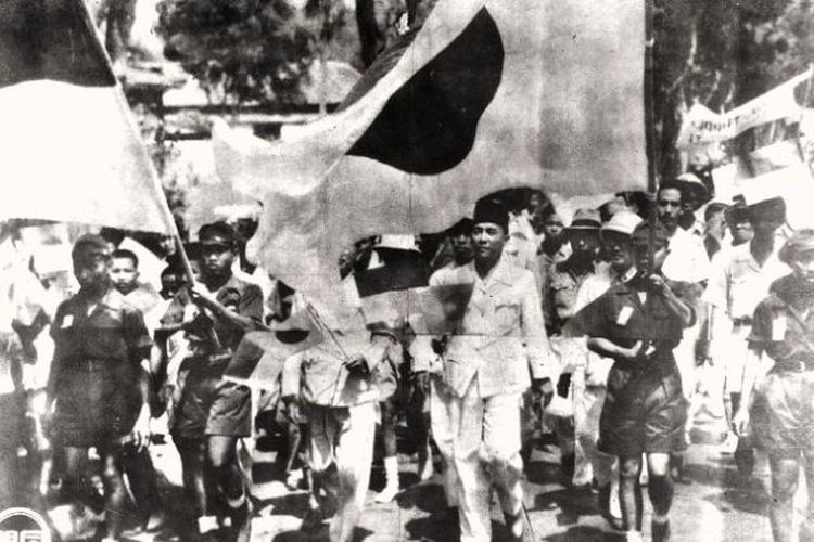 Soekarno dalam parade pengibaran bendera merah putih dan bendera Jepang pada 1944.