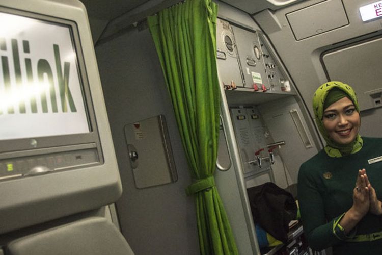 Pramugari maskapai Citilink Indonesia berseragam hijab menyapa dalam penerbangan perdana seragam baru Citilink Indonesia rute Jakarta-Surabaya, Senin (14/5/2018). Citilink Indonesia memperkenalkan seragam baru awak kabin salah satunya seragam pramugari berhijab guna menyabut bulan Ramadan dan seragam baru tersebut resmi dikenakan mulai Senin (14/5/2018) pada seluruh penerbangan Citilink.  