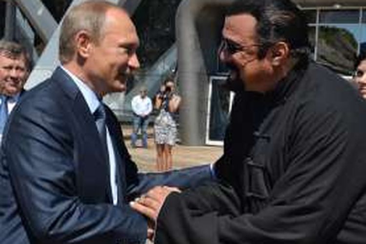 Foto yang diambil pada September 2015 ini memperlihatkan Presiden Rusia Vladimir Putin dan aktor laga Steven Seagal bertemu di Vladivostok, Rusia.