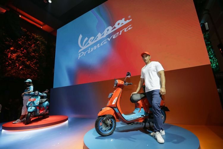 Peluncuran Vespa Primavera Color Vibe di Jakarta, Selasa (4/4/2023).  Vespa Primavera Color Vibe hadir dalam dua pilihan warna yaitu orange tramonto dan blue audace.