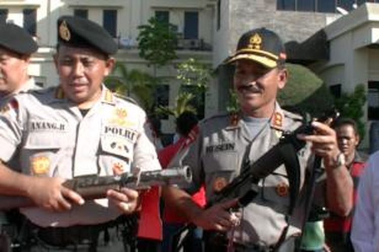 Kepolisian Daerah Aceh menggelar barang bukti sejumlah senjata api, air soft gun, senjata tajam dan ganja, hasil sitaan saat razia pengguna jalan di seluruh polres di Kabupaten-Kota di Aceh. 