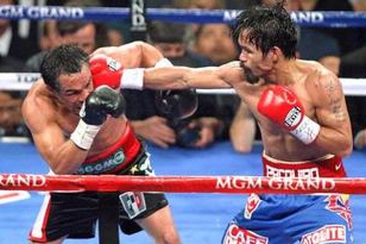 Petinju Filipina, Manny Pacquiao (kanan) saat hadapi Juan Manuel Marquez.