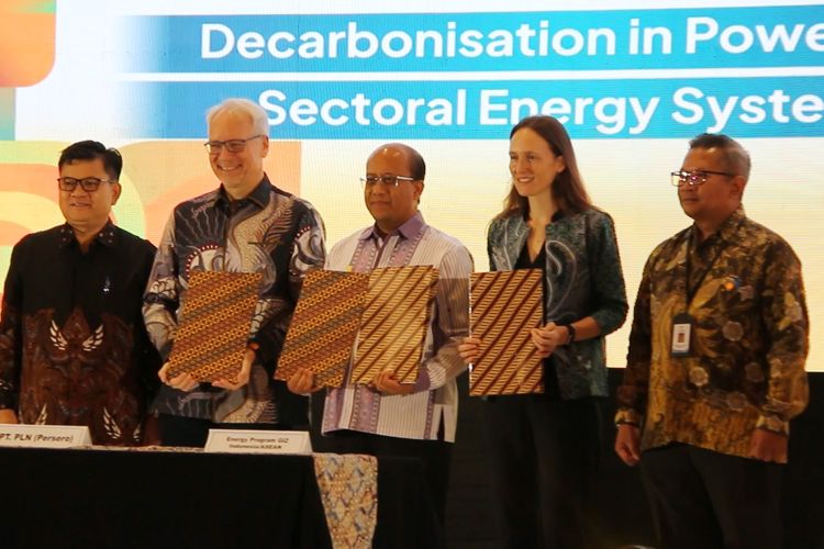 Acara Indonesia Sustainable Energy Week 2024 (ISEW 2024) hari kedua merayakan kerja sama dan penandatanganan pembaruan MOU PLN, GIZ, dan KfW (Ki-Ka) Jisman P. Hutajulu, Dirjen Ketenagalistrikan Kementerian ESDM, Burkhard Hinz, Direktur KfW di Indonesia, Suroso Isnandar, Direktur Manajemen Risiko PT PLN (Persero), Lisa Tinschert, Direktur Program Energi GIZ Indonesia/ASEAN, dan Taufiq Hidayat Putra, Direktur Listrik, Telekomunikasi, dan Informatika di Bappenas.