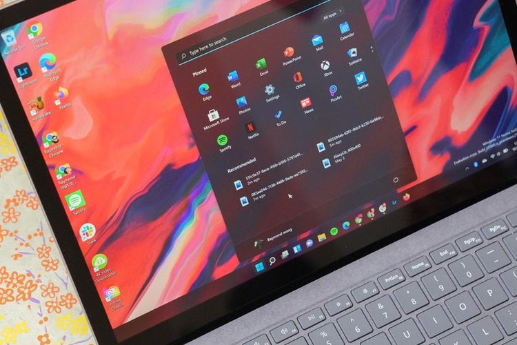 Posisi task bar dan ikon Start di Windows 11 kini diletakkan di tengah-tengah layar.