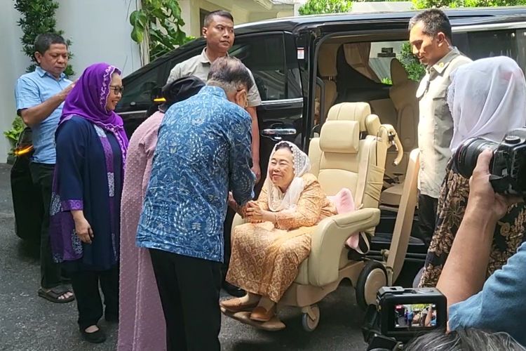 Wapres ke 10 dan 12 RI Jusuf Kalla menyambut istri Gus Dur, Sinta Nuriyah Abdurrahman Wahid di kediamannya, Jalan Brawijaya Raya No.6, Jakarta Selatan, Rabu (7/2/2024), 