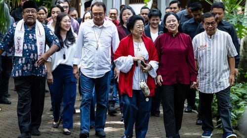 Nuansa Merah Putih Jadi Pilihan Outfit Megawati Saat Nyoblos Pilkada 2024