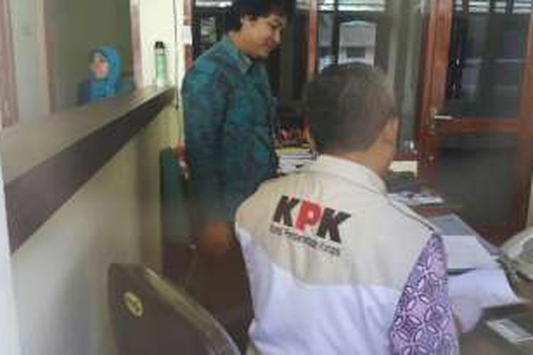 Foto ; Nampak penyidik KPK sementara memeriksa nama-nama rekening yang berada di Perusahaan Daerah Bank Perkreditan Rakyat (BPR) Daerah Kota Madiun di Jalan Imam Bonjol no 70, Jumat (25/11/2016).