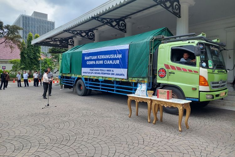 Truk berisikan bantuan kemanusiaan yang akan dikirimkan Penjabat Gubernur DKI Jakarta Heru Budi Hartono terparkir di Balai Kota DKI Jakarta, Jakarta Pusat, Rabu (14/12/2022) siang.
