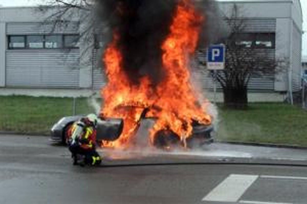 Porsche 911 GT3 terbakar di Swiss. 