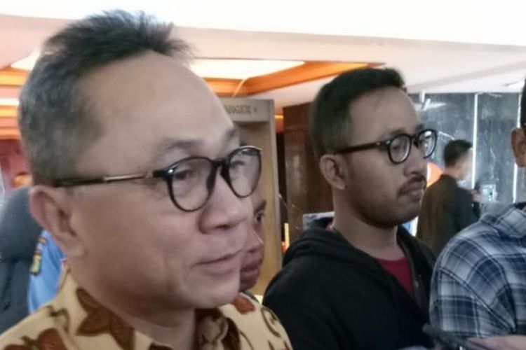 Ketua MPR zulkifli Hasan saat ditanyai wartawan soal korupsi E-KTP di Kompleks Parlemen, Senayan, Jakarta