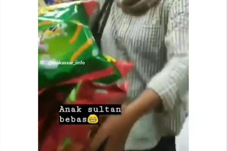Screenshot video obrak abrik yang dilakukan mahasiswi Universitas Muhammadiyah Makassar di sebuah mini market yang diunggah akun Makassar_iinfo di instagram, Kamis (4/7/2019).