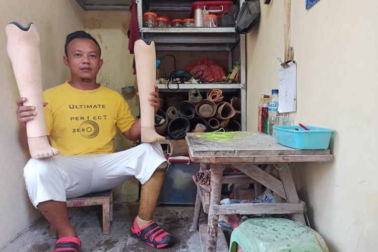 Ferry Setyawan,  pengrajin kaki palsu asal  Kelurahan Gebang Kecamatan Patrang Jember saat berada di ruang kerjanya
