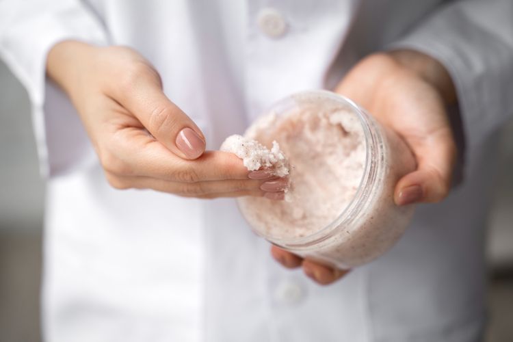 7 Cara Menggunakan Body Scrub agar Kulit Mulus dan Glowing