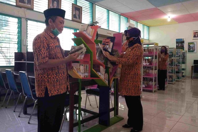 Kepala Sekolah SMA 3 Salatiga Yuliati Eko Atmojo mengecek koleksi buku di perpustakaan.