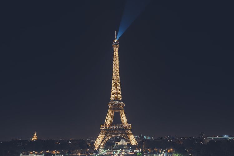 Menara Eiffel saat malam hari