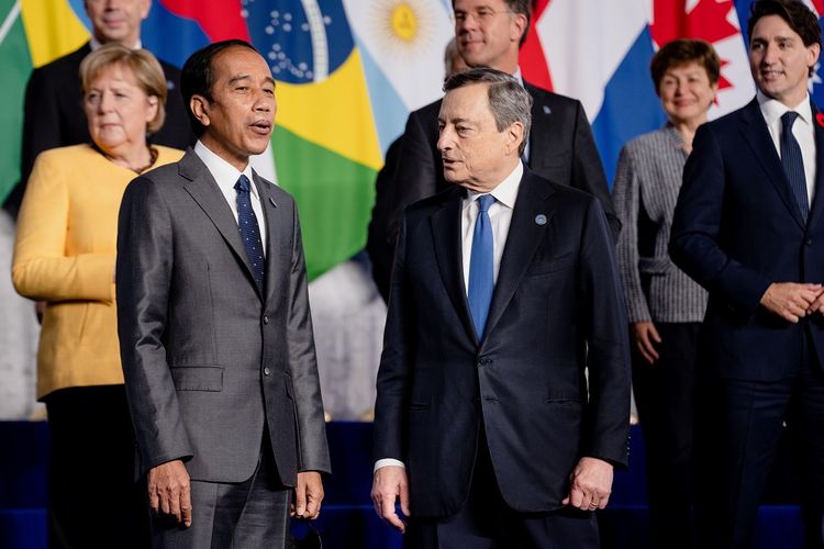 Presiden Joko Widodo dan Perdana Menteri Italia Mario Draghi berbincang disela-sela sesi foto KTT G20 di La Nuvola, Roma, Italia, Sabtu (30/10/2021). ANTARA FOTO/Pool via REUTERS/ Erin Schaff/rwa.